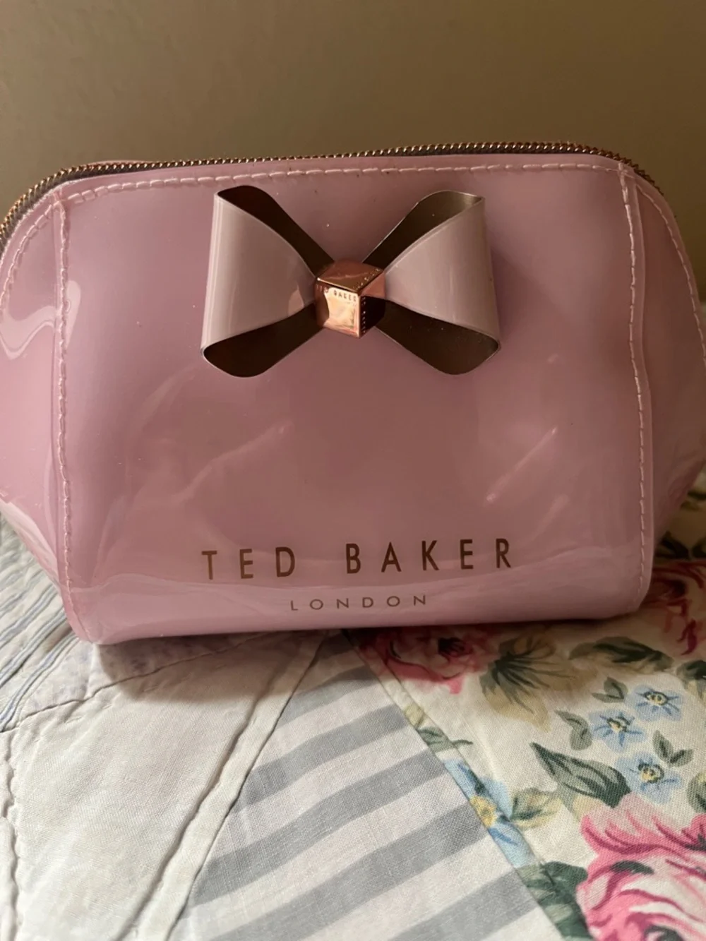 Ted Baker Light Pink Patent Bow Cosmetic Pouch - Picture 2 of 8